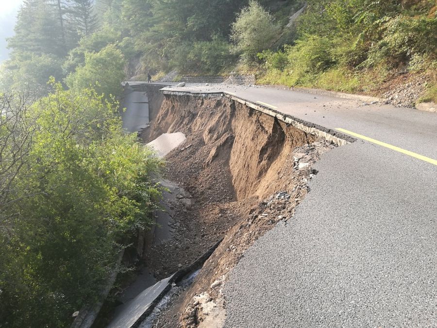 (170809) -- JIUZHAIGOU, Aug. 9, 2017 (Xinhua) -- Photo taken on Aug. 9, 2017 shows the road damaged by earthquake in the scenic spot of Wuhua Lake in Jiuzhaigou County, southwest China's Sichuan Province. After a 7.0-magnitude earthquake jolted Jiuzhaigou County, staff members of the scenic spot started searching for the missing, paying close attention to the quake. (Xinhua/Sang Ji) (xzy)